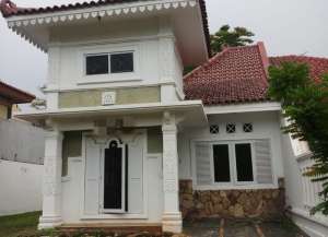 Di Jual Rumah Di Perumahan Taman Kenari Nusantara Cibubur lokasi di ",
          price: `1850000000`,
          currency: `IDR`
    };


    let pageData = {
        viewPhoneModalField: , tersedia melalui melalui situs Lamudi