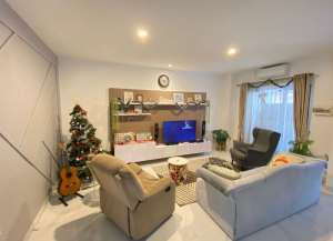 di jual rumah Janur indah kelapa gading lokasi di ",
          price: `5700000000`,
          currency: `IDR`
    };


    let pageData = {
        viewPhoneModalField: , tersedia melalui melalui situs Lamudi