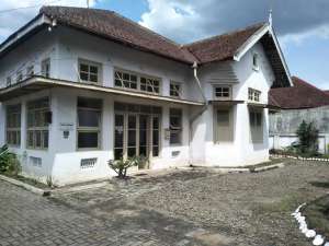 Dijual Cepat Rumah Lama Tanah Luas Samping Polres Madiun Cocok Usaha lokasi di Manguharjo, tersedia melalui melalui situs Olx