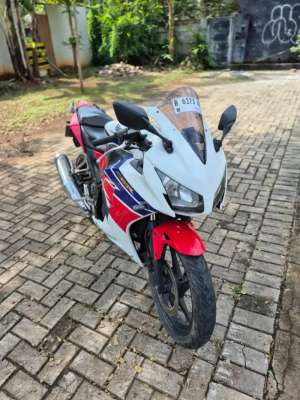 Jual bekas Dijual Honda CBR 150R k45 tahun 2014,lokasi di Pondok Aren