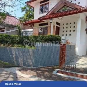 Dijual Murah Rumah Siap Huni 2 Lantai. Luas Tanah 300 M2 . Ada Halaman Belakang. Kamar Tidur 3. Komplek Fajar Raya . Cihanjuang. Cimahi Utara. Dekat Pemkot Cimahi. Rs Cibabat. Sdit Nur Ar Rahman. Asih Putra. , tersedia melalui melalui situs Rumah123