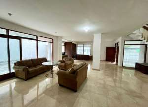 DIJUAL RUMAH 2 LANTAI DI KOMPLEK DARMAWANGSA JAKARTA SELATAN lokasi di ",
          price: `31000000000`,
          currency: `IDR`
    };


    let pageData = {
        viewPhoneModalField: , tersedia melalui melalui situs Lamudi