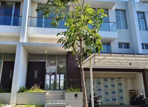 Dijual Rumah 3 Lantai Akses Ramai di Cluster Springville PIK 2 lokasi di ",
          price: `11000000000`,
          currency: `IDR`
    };


    let pageData = {
        viewPhoneModalField: , tersedia melalui melalui situs Lamudi