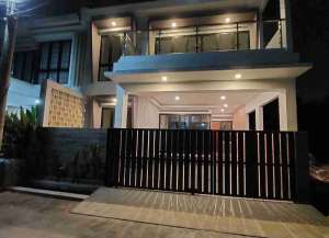 DIJUAL RUMAH BARU BANGUN 2LANTAI SIAP HUNI VILLA JOMBANG BARU NEMPEL BINTARO TANGSEL. lokasi di ",
          price: `2000000000`,
          currency: `IDR`
    };


    let pageData = {
        viewPhoneModalField: , tersedia melalui melalui situs Lamudi