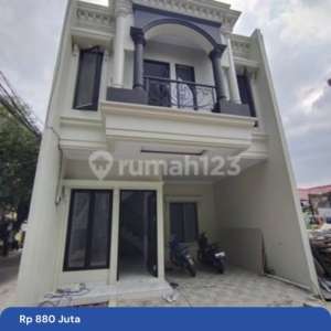 Dijual Rumah Baru Dalam Cluster Dekat Casamora , tersedia melalui melalui situs Rumah123
