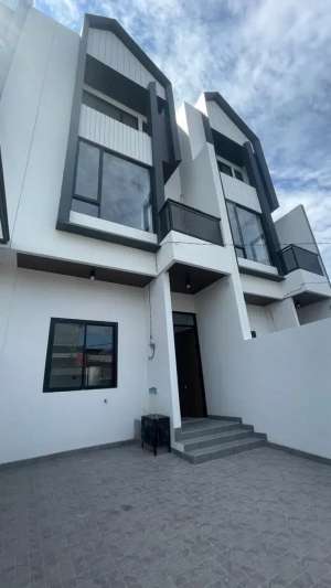 Dijual Rumah Brand New 3 Lantai Lokasi Bebas Banjir di Duri Kepa lokasi di Tanjung Duren, tersedia melalui melalui situs Olx