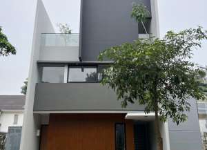 DIJUAL RUMAH BRAND NEW MODERN MINIMALISTIC DI ROYAL BLOSSOM THE GREEN lokasi di cilenggang, tersedia melalui melalui situs Lamudi