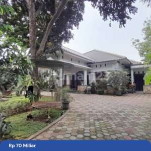 Dijual Rumah Modern mewah Sempurna, Kenyamanan, Keamanan,Keasrian Bersatu di tengah Suasana Tropis di Alam Hijau Jakarta Timur yang dilengkapi dengan Taman Belakang Luas Rumah Rimbun dan Kolam Renang Eksklusif , tersedia melalui melalui situs Rumah123