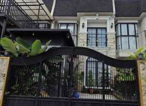 dijual rumah murah harga dibawah pasaran di perumahan kav bri, kel. kalibaru, kec. cilodong, kota depok lokasi di ",
          price: `950000000`,
          currency: `IDR`
    };


    let pageData = {
        viewPhoneModalField: , tersedia melalui melalui situs Lamudi