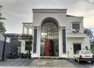 DIJUAL RUMAH PREMIUM 2 LANTAI SWIMMING HARGA NEGO BGH SENTUL CITY SSR890 lokasi di babakan-madang, tersedia melalui melalui situs Lamudi