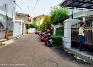 Dijual Rumah Secara LelangCigadung Selatan lokasi di ",
          price: `2585000000`,
          currency: `IDR`
    };


    let pageData = {
        viewPhoneModalField: , tersedia melalui melalui situs Lamudi