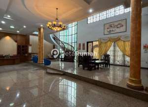 DIJUAL VILLA KOMPLEK CEMARA ASRI-MEDAN ESTATE indravincent lokasi di ",
          price: `10000000000`,
          currency: `IDR`
    };


    let pageData = {
        viewPhoneModalField: , tersedia melalui melalui situs Lamudi