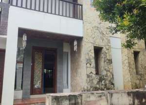 Disewa Rumah Cakep nuansa Villa Full Furnished Rapi Bersih di Taman Diponegoro Lippo Karawaci lokasi di kelapa-dua-2, tersedia melalui melalui situs Lamudi