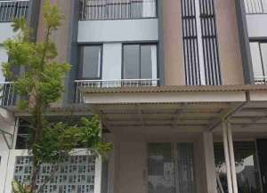 Disewakan Rumah 3 Lantai di Royal Residence Cluster Oakwood Wiyung Surabaya Barat lokasi di babatan, tersedia melalui melalui situs Lamudi