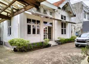 Disewakan rumah komersial kolonial Jl. Sumatera - Surabaya Pusat lokasi di gubeng, tersedia melalui melalui situs Lamudi