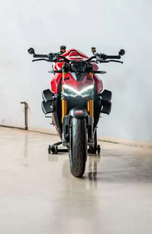 Jual bekas Ducati V4S streetfighter muluss FP,lokasi di Pondok Aren