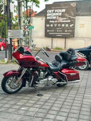 Jual bekas H-D Road Glide CVO Ultra 110Ci Two tone istimewa low odo mulus,lokasi di Denpasar Selatan