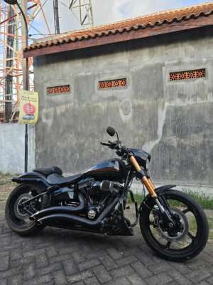 Jual bekas Harley Davidson Breakout CVO 2016 Prostreat,lokasi di Gianyar