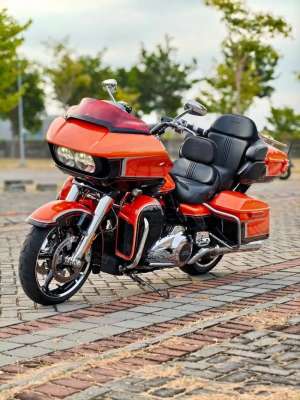 Jual bekas Harley Roadglide Ultra CVO 2022 Wicked orange limited,lokasi di Gubeng