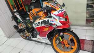Jual bekas Honda cbr 150r repsol istimewa,lokasi di Sawangan