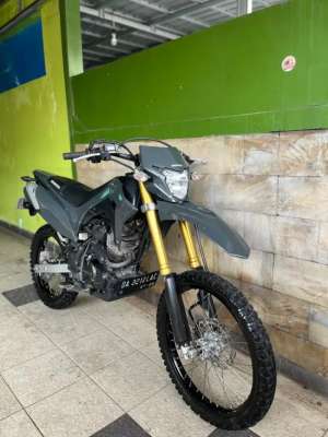 Jual bekas Honda CRF tahun 2021 warna abu abu rare,lokasi di Banjar Baru Utara