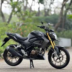 Jual bekas HONDA NEW CB150R 2022 BLACK KM RENDAH PAJAK PANJANG SIAP GASPOL,lokasi di Pondok Gede