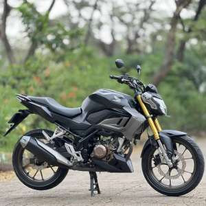 Jual bekas HONDA NEW CB150R HITAM 2022 KM LOW PAJAK PANJANG SIAP GAS,lokasi di Pondok Melati
