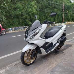 Jual bekas Honda PCX Non ABS 2019 Orisinil Mesin Cakep putih,lokasi di Pamulang