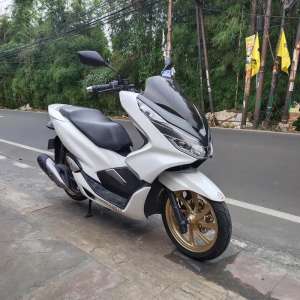 Jual bekas Honda PCX Non ABS 2019 Orisinil lengkap Bagus putih,lokasi di Ciputat Timur