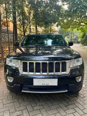Jual bekas Jeep Grand Cherokee 5.7 v8 4x4 hemi 2012 hitam black grandcherokee rse,lokasi di 