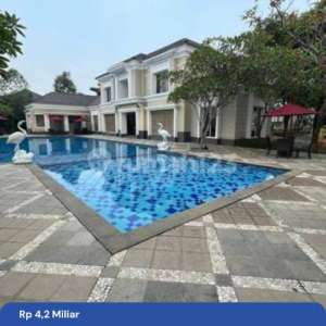 JUAL RUMAH BARU BELUM PERNAH HUNI,SEMI FURNISHED DEPAN RUMAH POOL , tersedia melalui melalui situs Rumah123