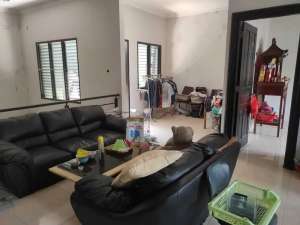 JUAL RUMAH MANYAR TIRTOASRI 2 LANTAI SHM SEMI FURNISH MURAH lokasi di Gubeng, tersedia melalui melalui situs Olx