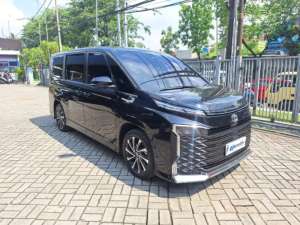Jual bekas LOW DP Toyota Voxy 2.0 Bensin-AT 2023 KEN,lokasi di 