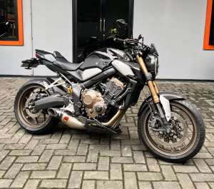Jual bekas Moge Naked Honda CB650 R th 2020 Hitam Odo 1rbuan Like New Modif Full,lokasi di Kelapa Gading