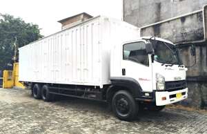 Jual bekas MULUSbanBARU MURAH Isuzu Giga tronton 6x2 Box besi 2015 bok,lokasi di Jakarta DKI