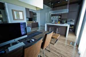 PENT HOUSE VUE CIPUTRA WORLD SURABAYA SURABAYA lokasi di Mayjen Sungkono, tersedia melalui melalui situs Olx