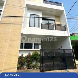 Rumah 2 Lantai Dengan Rooftop Di Kalibata Pancoran Jakarta Selatan Dekat Gatsu , tersedia melalui melalui situs Rumah123