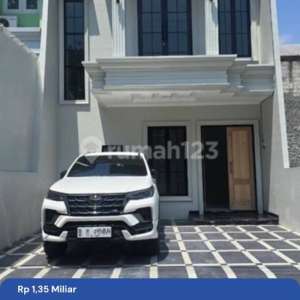 Rumah 2 Lantai di Depok Gaya Eropa Klasik Akses Dekat GDC , tersedia melalui melalui situs Rumah123