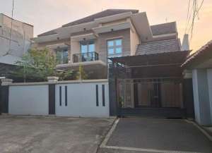 Rumah 2 Lantai di Pancoran Barat, Hanya 8 Menit Ke Tol Cawang lokasi di pancoran-1, tersedia melalui melalui situs Lamudi