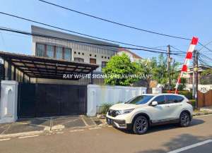 Rumah 2 Lantai Disewakan di Jalan Cirebon Menteng Jalan Lebar lokasi di cikini, tersedia melalui melalui situs Lamudi