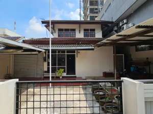 Rumah 2 lantai strategis di jalan erlangga dekat jalan raya ahmad yani cocok untuk usaha atau kantor lokasi di Karang Kidul, tersedia melalui melalui situs Olx