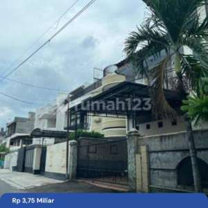 Rumah 3 Lantai Di Jalan Labu 2 Terletak Di Inti Kota Medan, Lahan Parkir Luas , tersedia melalui melalui situs Rumah123