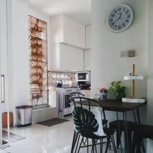 Rumah 3,5 lt pinggir jalan full furniture lokasi di Pasar Rebo, tersedia melalui melalui situs Olx