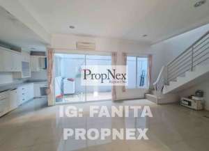 Rumah Bagus di Taman Bromo lokasi di ",
          price: `3200000000`,
          currency: `IDR`
    };


    let pageData = {
        viewPhoneModalField: , tersedia melalui melalui situs Lamudi