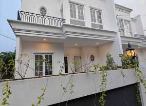 Rumah Baru Design American Classic Jatiwaringin Bekasi Dekat Jakarta TimurDekat Dengan LRTPintu Masuk Tol lokasi di ",
          price: `2400000000`,
          currency: `IDR`
    };


    let pageData = {
        viewPhoneModalField: , tersedia melalui melalui situs Lamudi