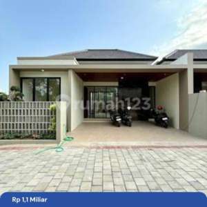 Rumah Baru Mewah Limasan Modern Industrial Di Maguwoharjo Depok Sleman Dekat Pasar Stan Dekat Masjid , tersedia melalui melalui situs Rumah123