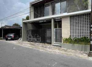 RUMAH BARU SIAP HUNI 2 LANTAI KONTEMPORER MODERN FULL FURNISHED DI PURWOMARTANI lokasi di kalasan, tersedia melalui melalui situs Lamudi