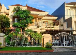 RUMAH CLASSIC MEWAH TERAWAT GALAXY BUMI PERMAI ARAYA TAHAP 1SURABAYA TIMUR. DEKAT MERR, SEKOLAH PETRA, ITS, Dsb lokasi di ",
          price: `7500000000`,
          currency: `IDR`
    };


    let pageData = {
        viewPhoneModalField: , tersedia melalui melalui situs Lamudi
