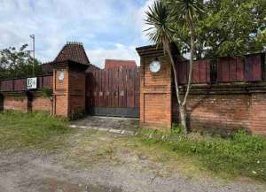 RUMAH DAN JOGLO JAWA KLASIK LAWASAN DI JALAN KABUPATEN TRIHANGGO GAMPING SLEMAN lokasi di ",
          price: `3000000000`,
          currency: `IDR`
    };


    let pageData = {
        viewPhoneModalField: , tersedia melalui melalui situs Lamudi