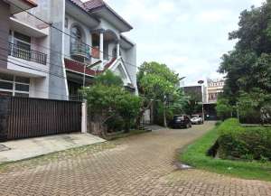 Rumah Danau Asri Sunter 12x18 Ada Rooftop, Garden, High Ceiling, Semi Furnished lokasi di sunter-jaya, tersedia melalui melalui situs Lamudi
